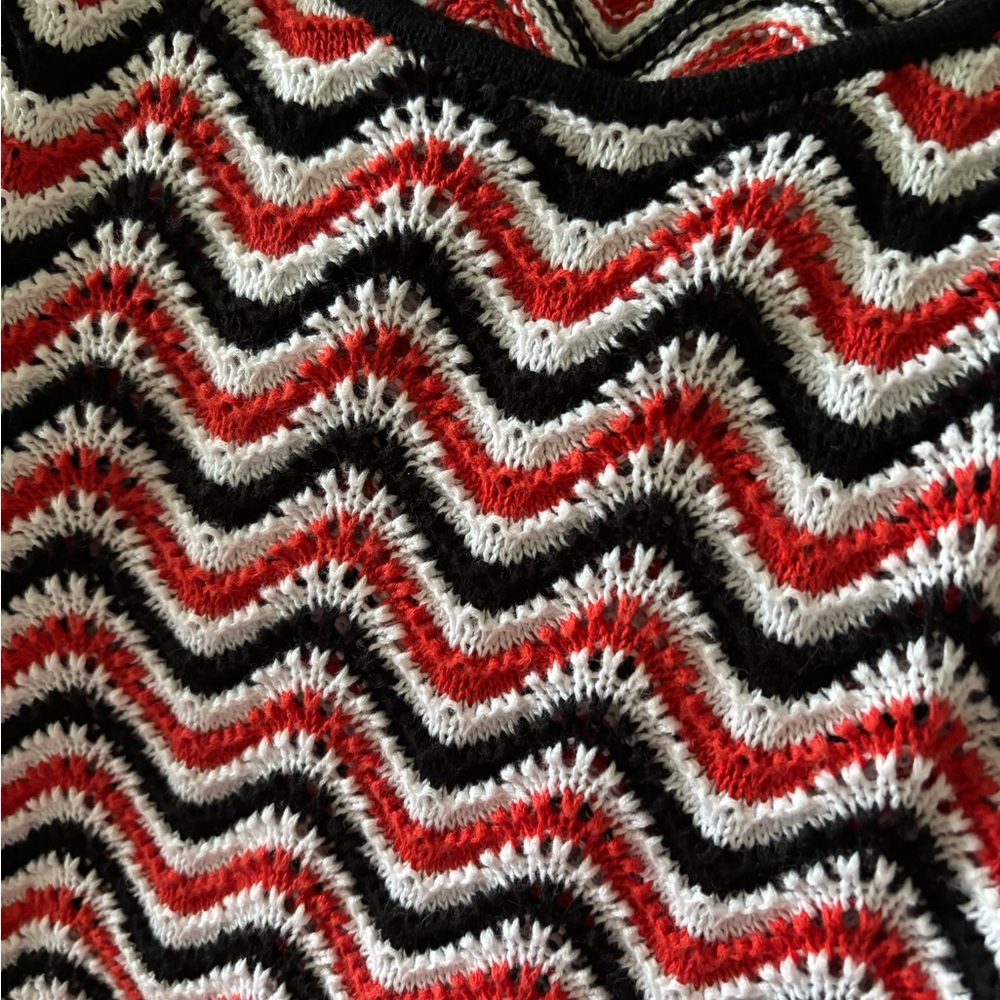 Red and Black Zigzag Knit Tank Top - Picture 3 of 3